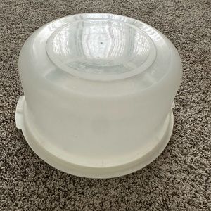 Aero. Plastic cake carrier